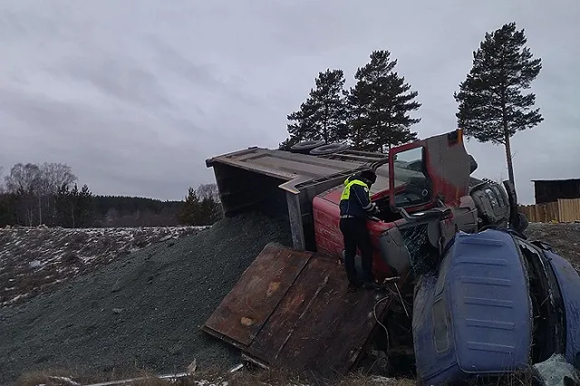 Под Екатеринбургом водитель «ГАЗели» влетел в фуру и погиб