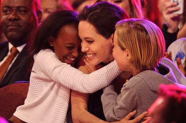 Бизнес-партнер Джоли и Питта сообщил о грядущем усыновлении четой ребенка