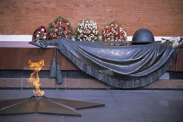 Полуобнаженные сноубордистки снялись на фоне Вечного огня в Кемерово