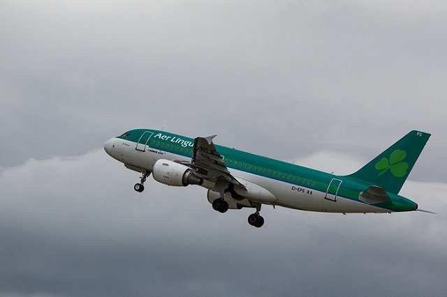 Пассажир летевшего в Дублин самолета укусил соседа и умер