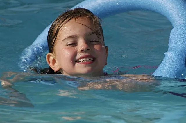 Проведем новогодние праздники с пользой: путеводитель по бассейнам