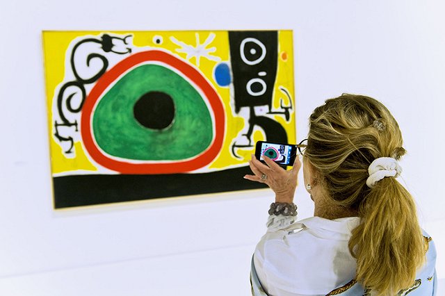 Десятки работ Миро выставят на аукцион ради помощи мигрантам