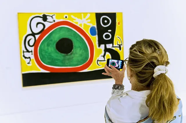 Десятки работ Миро выставят на аукцион ради помощи мигрантам