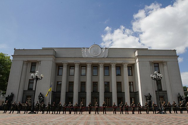 На Украине решили, что в их подъездах грязно из-за россиян во главе с Путиным