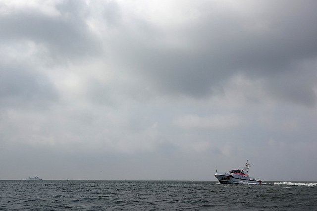 Не спасли, но сняли на видео: в Крыму во время шторма утонул мужчина