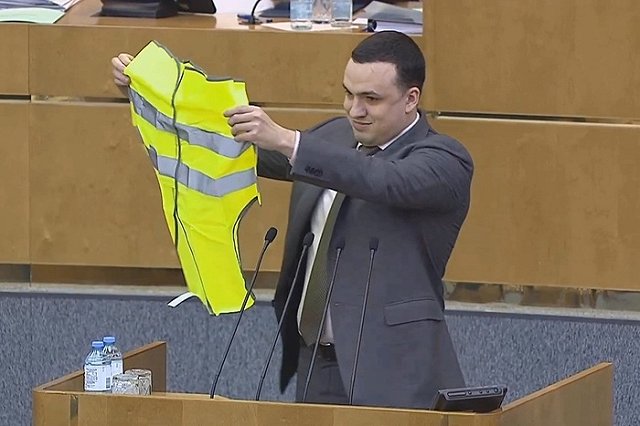 В Госдуме появился желтый жилет: «Вы хотите, как в Париже?»