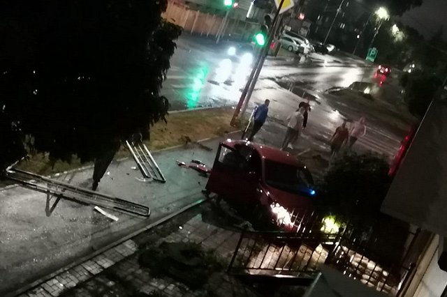 В свердловском городе две машины вылетели на тротуар