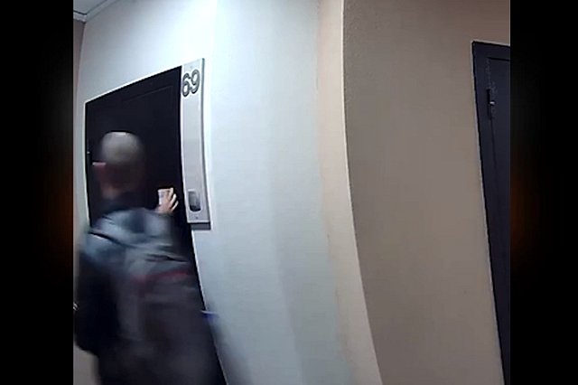 Подъезды Екатеринбурга закидали навязчивой рекламой