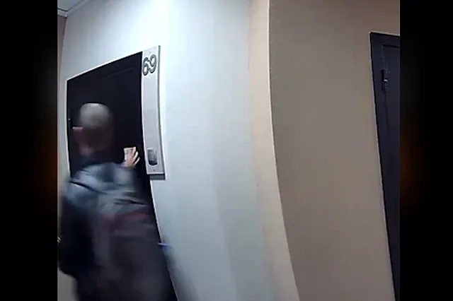 Подъезды Екатеринбурга закидали навязчивой рекламой