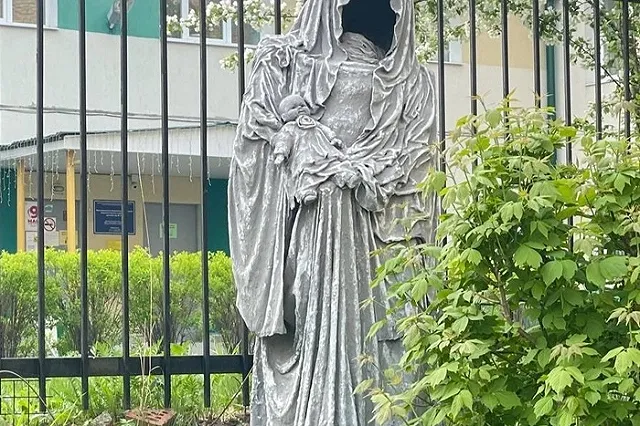 Возле екатеринбургского детсада заметили жуткую статую