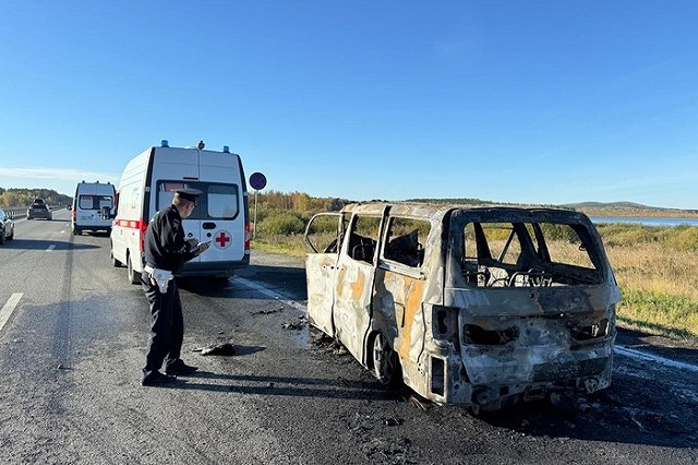 Под Сысертью пять человек, ехавших за границу, едва не сгорели заживо в минивэне