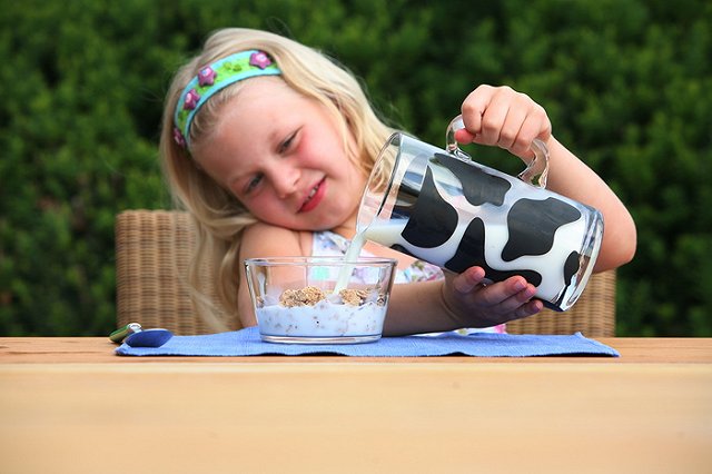 Ученые описали взаимодействие хлопьев с молоком