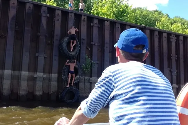 В Каме едва не утонул подросток, под которым оторвалось колесо