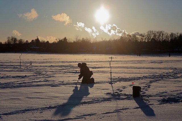На ВИЗовском пруду спасатели ищут мужчину, провалившегося под лёд