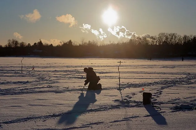На ВИЗовском пруду спасатели ищут мужчину, провалившегося под лёд