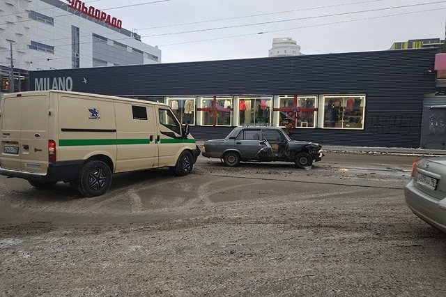 На Радищева столкнулись инкассаторская машина и легковушка