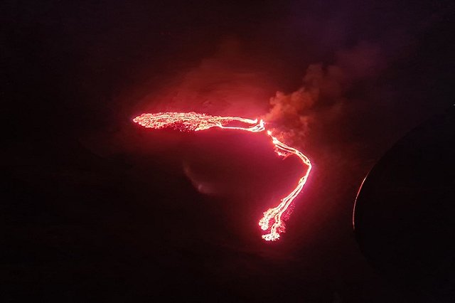 В Японии — сильное землетрясение и угроза цунами, а Исландии вулкан проснулся впервые за 6000 лет