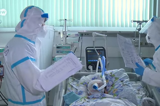 Константин Северинов о смертности третьей волны в России: «В некотором смысле, мы мрем как мухи»