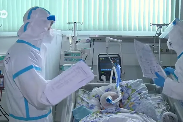 Константин Северинов о смертности третьей волны в России: «В некотором смысле, мы мрем как мухи»