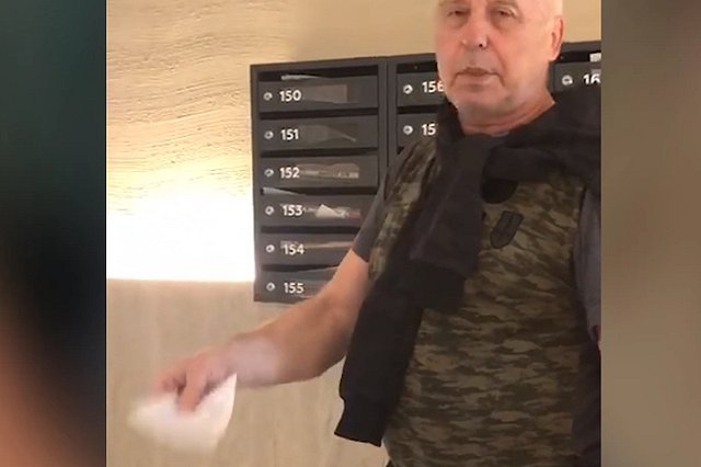 В Екатеринбурге жильцы многоэтажки напали на девочку, которая разносила листовки