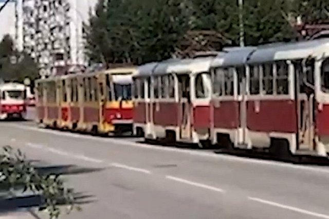 На ВИЗе встали трамваи из-за падения женщины