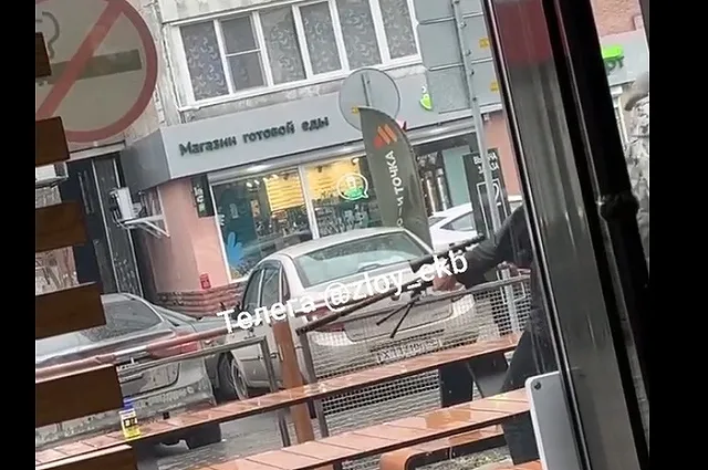 Екатеринбуржцев напугали подростки с оружием