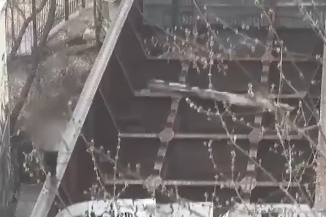 В Екатеринбурге 11-летний мальчик упал с заброшенного моста и сломал позвоночник