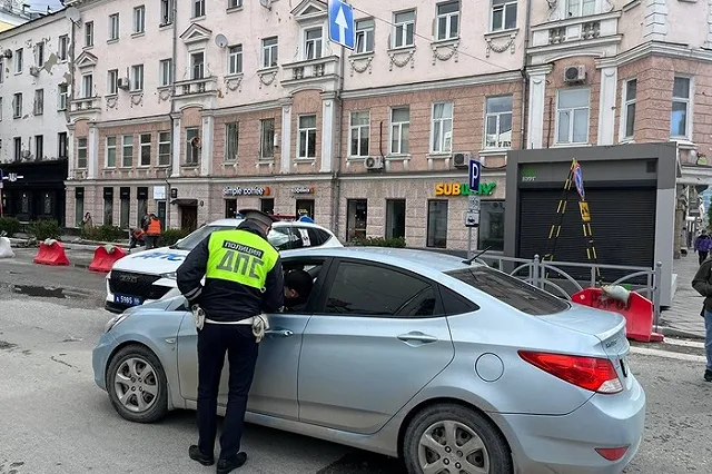 «На дорогах ад»: Екатеринбург встал в глухие пробки