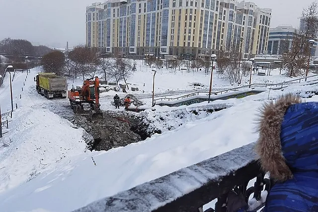 В Екатеринбурге начали строить пешеходный тоннель под мостом через Исеть (ФОТО)