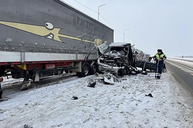 Водитель самосвала погиб под Ачитом на трассе М-12 в столкновении с двумя грузовиками