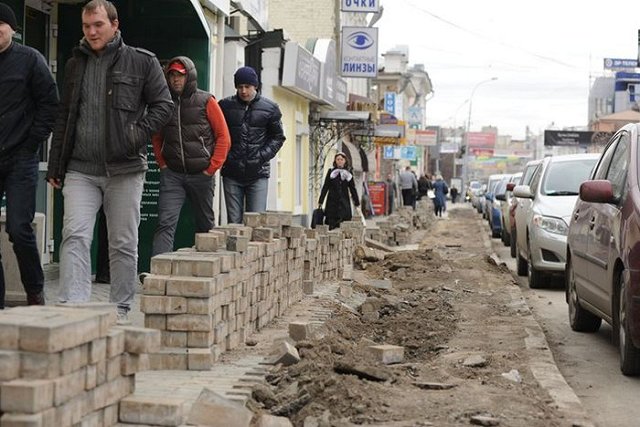 Дорожные рабочие приступили к ремонту тротуаров