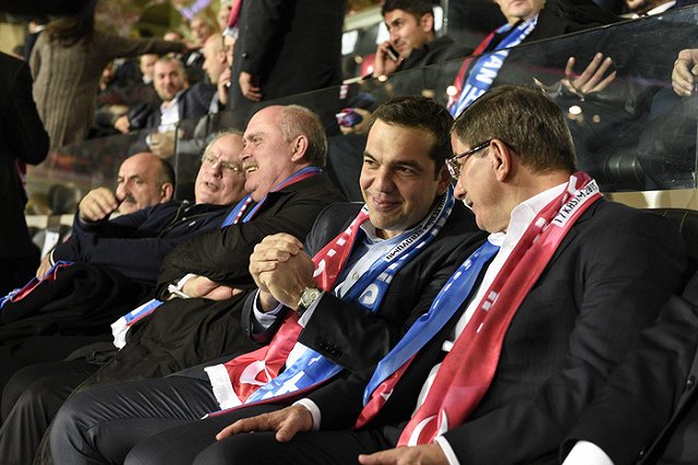 Турецкие фанаты скандировали «Аллах акбар» во время минуты молчания перед матчем