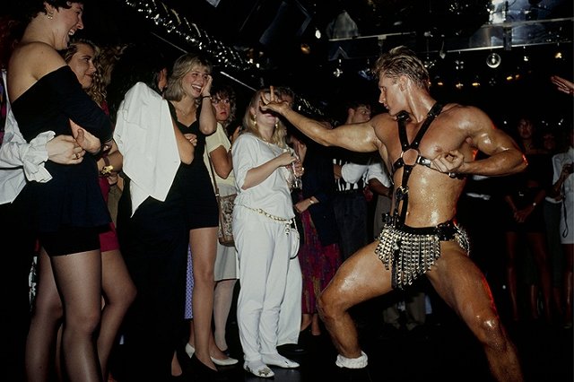 Мужчины в Татарстане нарядились в купальники ради бесплатного бензина