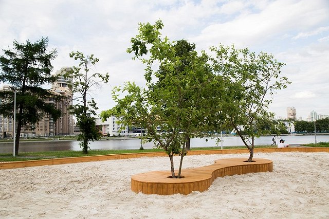 У Ельцин Центра открыли самую большую песочницу Екатеринбурга