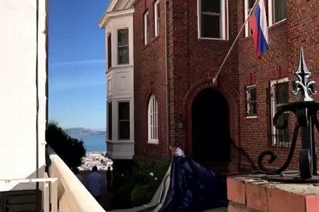 В Госдепе затруднились назвать причину снятия флагов с дипсобственности России