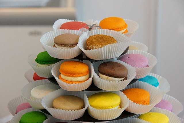 В Томске толпе раскидали полтора центнера пирожных «картошка»