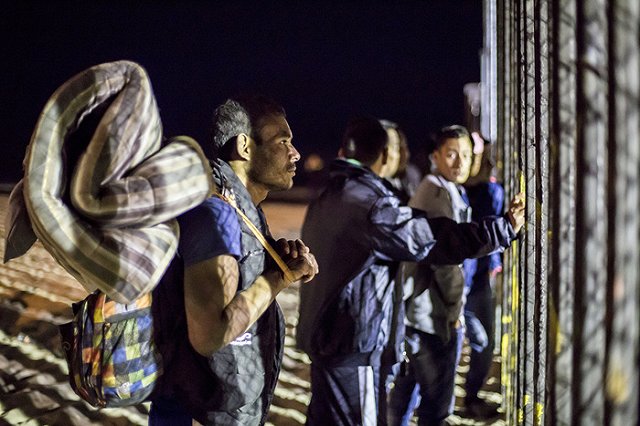 Белый дом разрешил войскам стрелять в мигрантов на границе с Мексикой