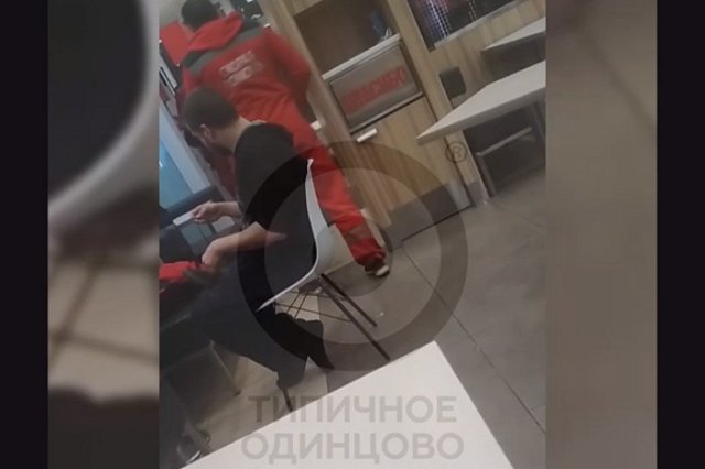 Подмосковные медики решили пообедать, прежде чем привести в сознание мужчину