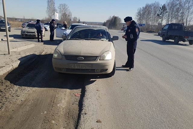 Более двух тысяч свердловских водителей попались на тонировке и грязных номерах