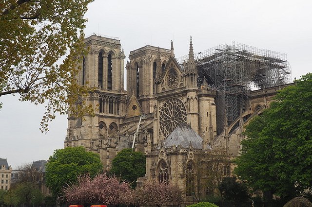 Путин предлагает направить в Париж лучших российских реставраторов