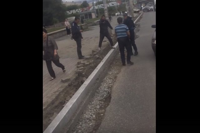 В центре Екатеринбурга велосипедист устроил драку с водителем маршрутки
