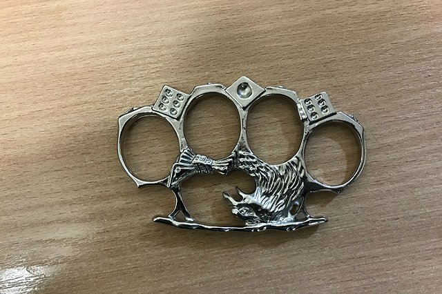 Кольцовские таможенники обнаружили кастет в багаже из Антальи