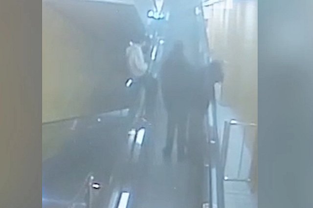 В торговом центре Екатеринбурга голову ребенка зажало в эскалаторе