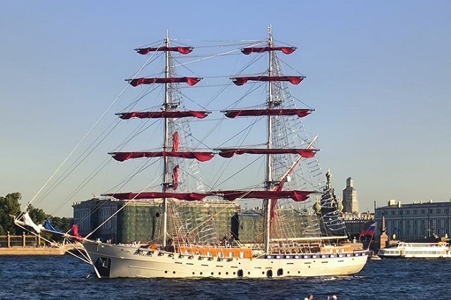 Читатель Uralweb попал на генеральную репетицию «Алых парусов» на Неве (ВИДЕО)