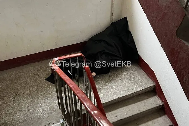 В Екатеринбурге в подъезде нашли труп