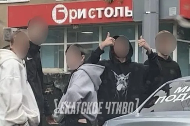 В Екатеринбурге толпа подростков жестоко избила мужчину за отказ дать денег