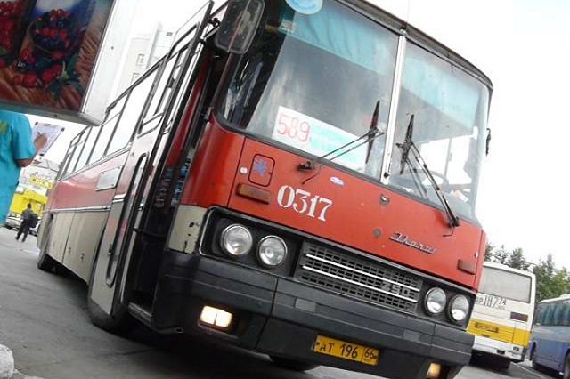 Мужчина с двухлетним ребенком выпал в Екатеринбурге из автобуса