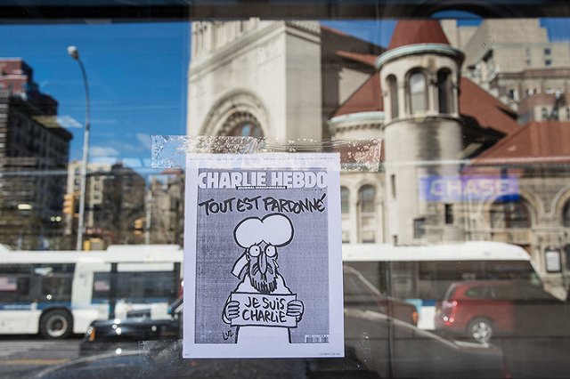 Charlie Hebdo опубликовал новую карикатуру на теракты в Париже