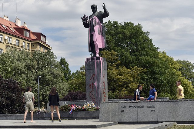 На памятнике маршалу Коневу в Праге власти переписали текст таблички