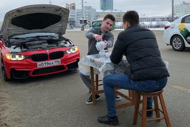 В Екатеринбурге двое парней играли в шахматы посреди проспекта Ленина